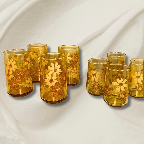 Vintage Amber Floral Glass Set – 8 Mixed-Size Daisy Tumblers 1970s - Picture 4 of 14